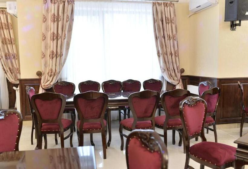 پانسیون Edy's Royal Predeal