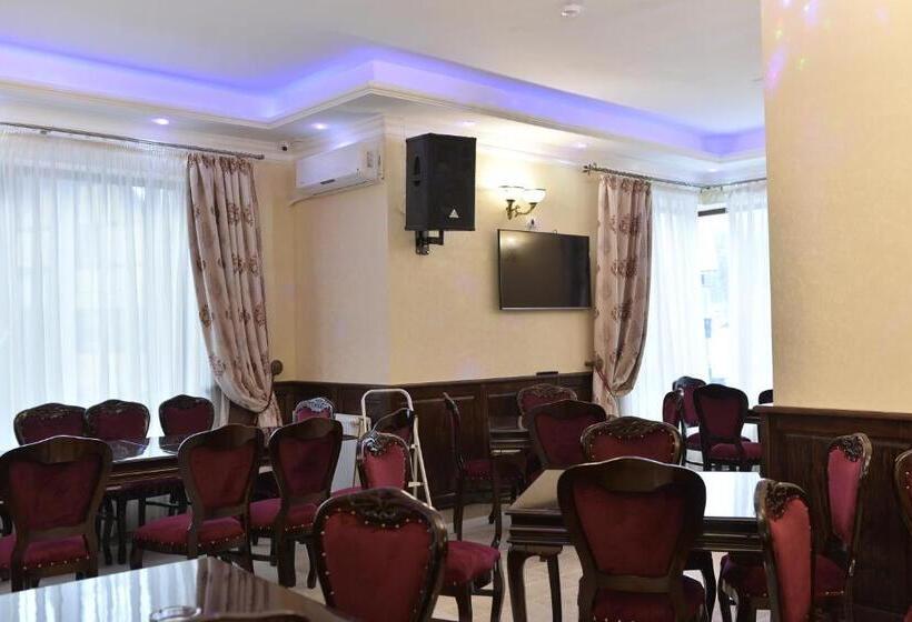 پانسیون Edy's Royal Predeal