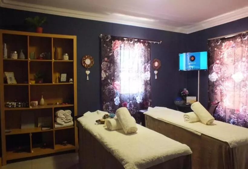 پانسیون Royal Castle Guest House