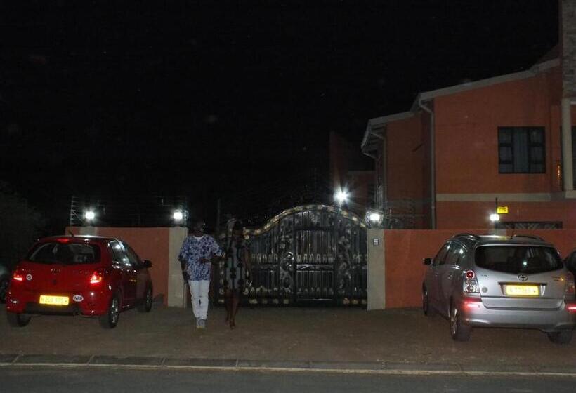 پانسیون Royal Castle Guest House