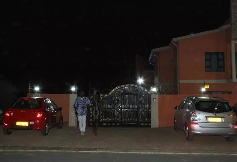 پانسیون Royal Castle Guest House