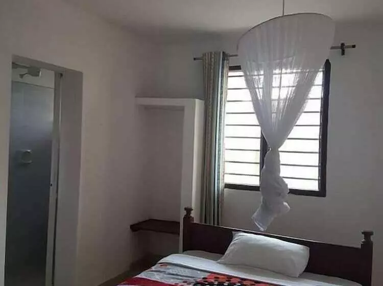 پانسیون Golden Guest House  Miritini