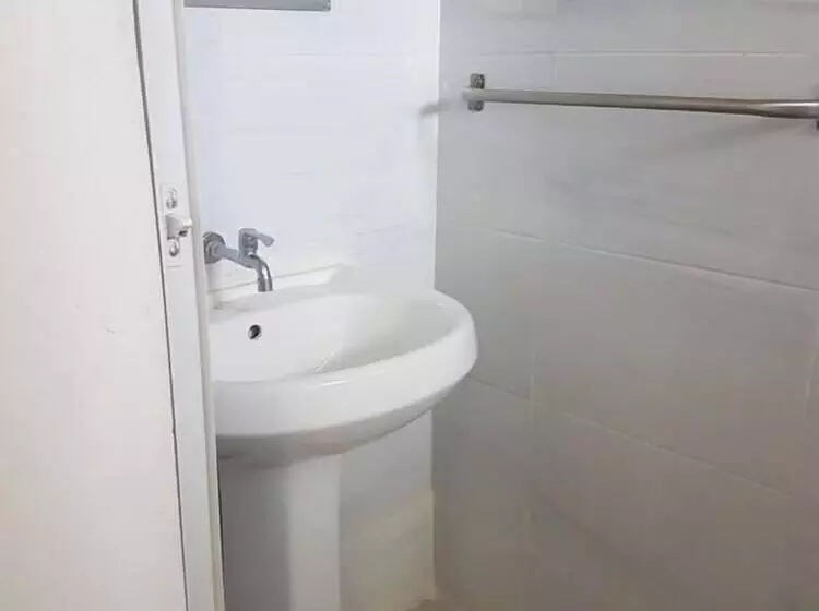 پانسیون Golden Guest House  Miritini