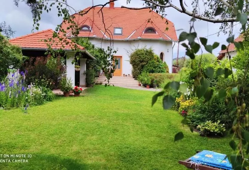 Majatalo Frutta Villa