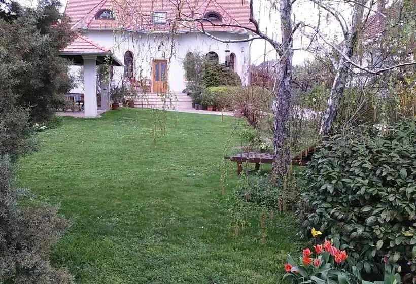 Majatalo Frutta Villa