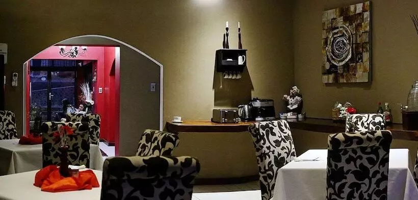 ペンション Moonriver Guest House