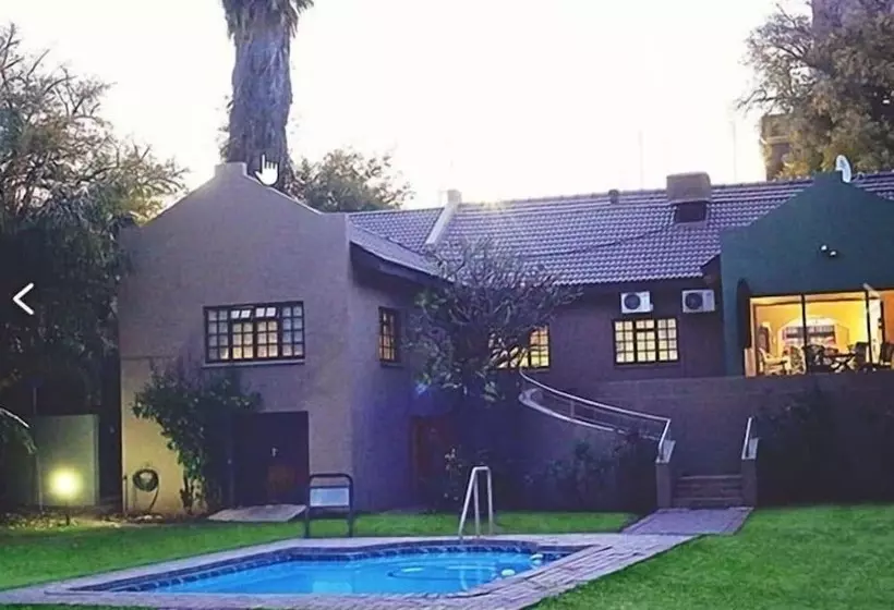 ペンション Moonriver Guest House