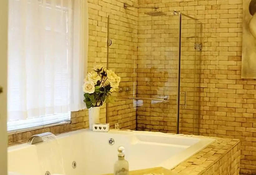 ペンション Moonriver Guest House