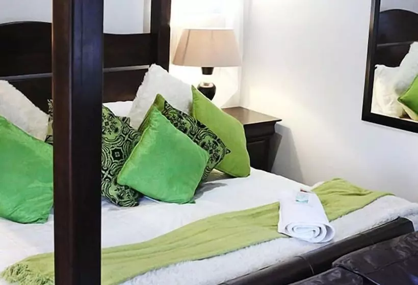 ペンション Moonriver Guest House