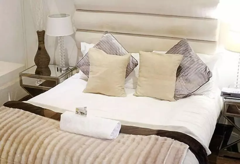 ペンション Moonriver Guest House