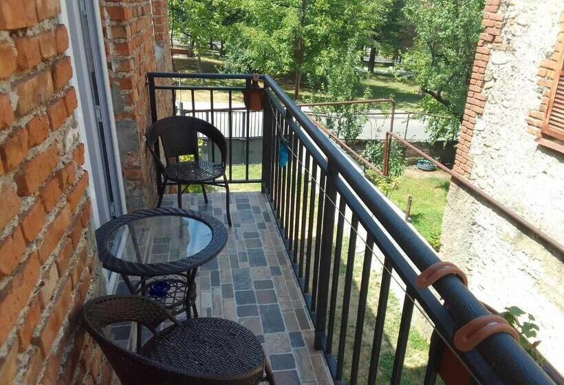 پانسیون Natia