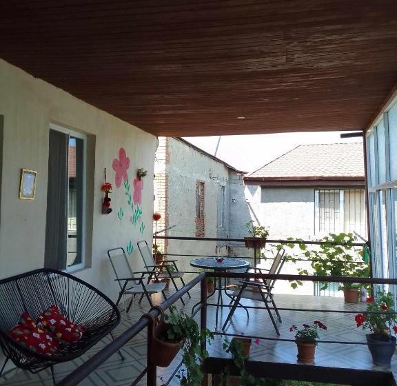 پانسیون Natia