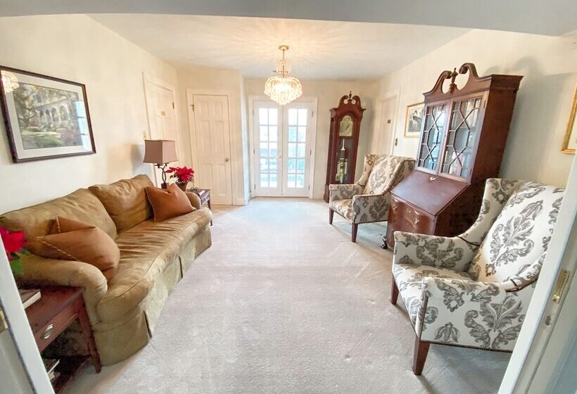 Общежитие Abigail Inn