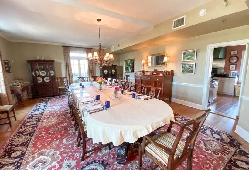 Общежитие Abigail Inn