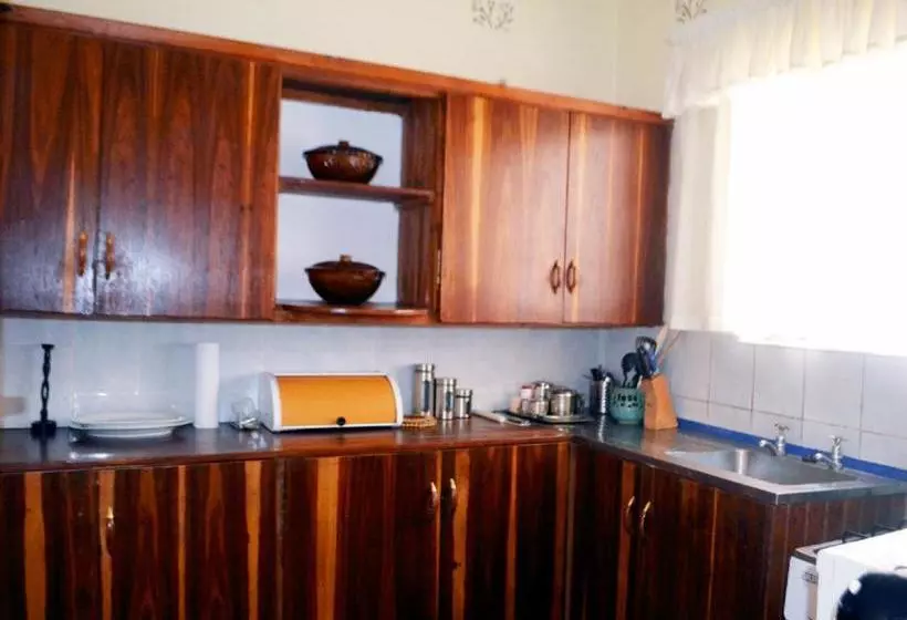 پانسیون Tinotenda Cottage