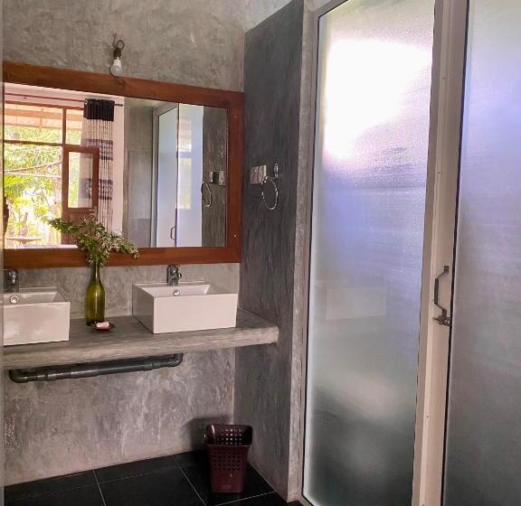 بنسيون The Dale Mirissa