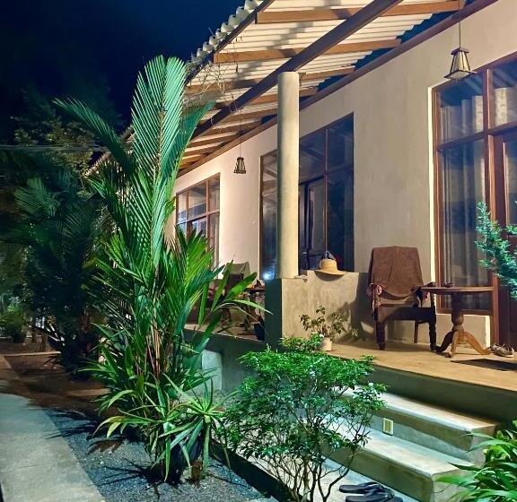 بنسيون The Dale Mirissa