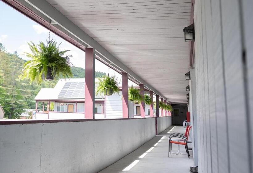 Общежитие Clear River Inn And Tavern