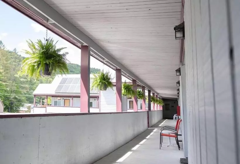 Retkeilymaja Clear River Inn And Tavern