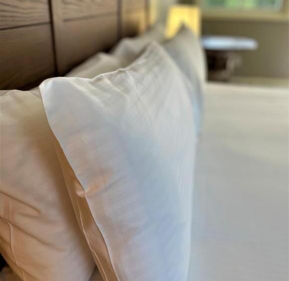 Общежитие Clear River Inn And Tavern