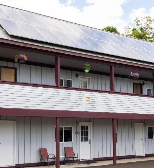 Общежитие Clear River Inn And Tavern