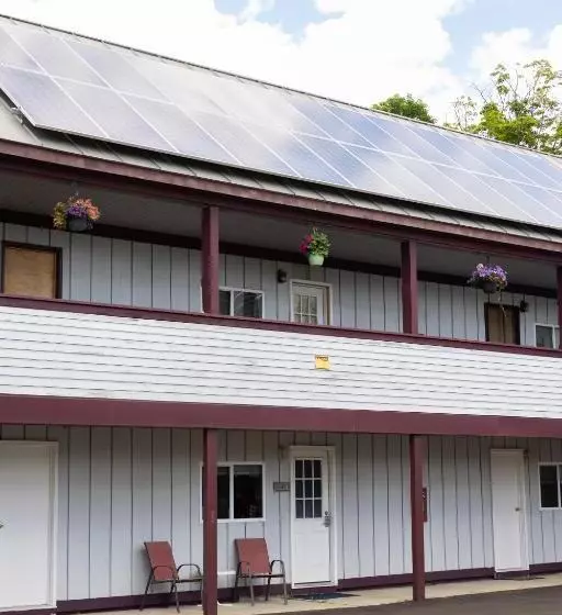 Retkeilymaja Clear River Inn And Tavern