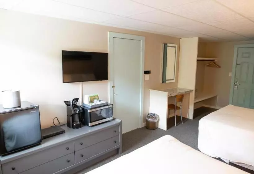 Retkeilymaja Clear River Inn And Tavern