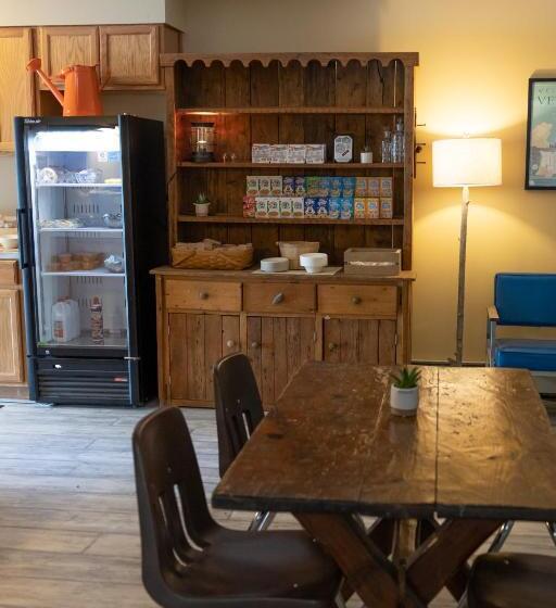 Общежитие Clear River Inn And Tavern