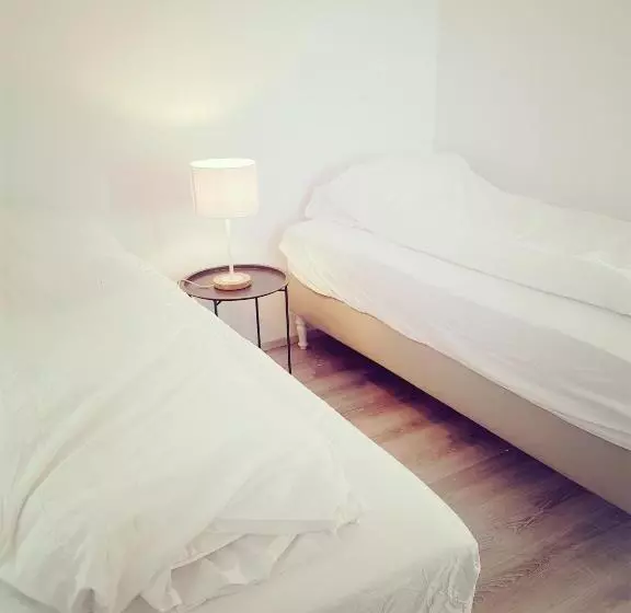پانسیون Hellatún Guest House!