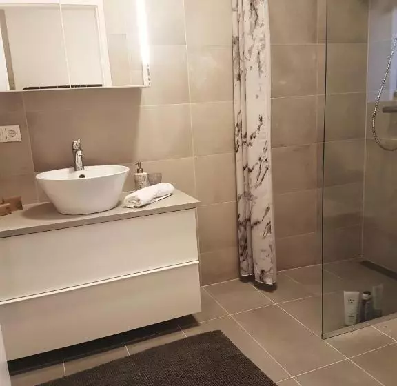 پانسیون Hellatún Guest House!