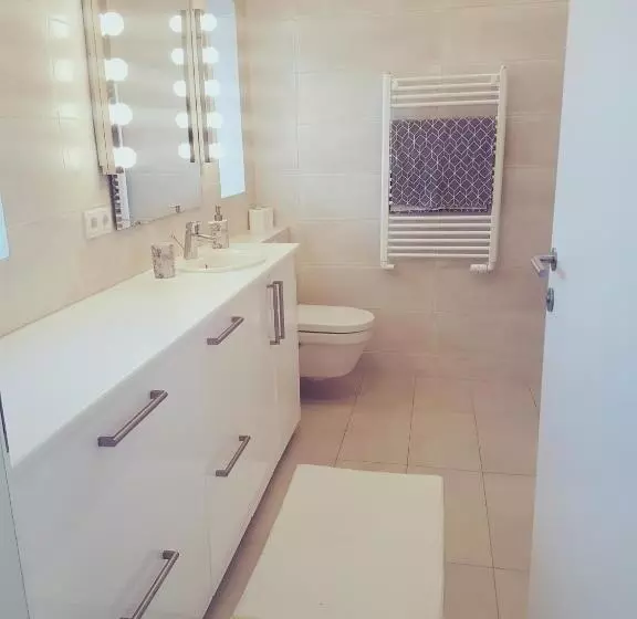 پانسیون Hellatún Guest House!