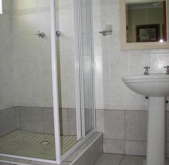 بنسيون Hubertha Guest House