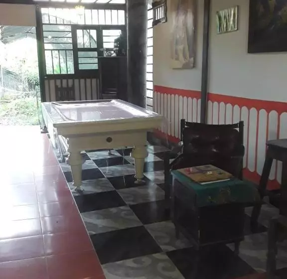 ペンション Hostal Casa Artvelez
