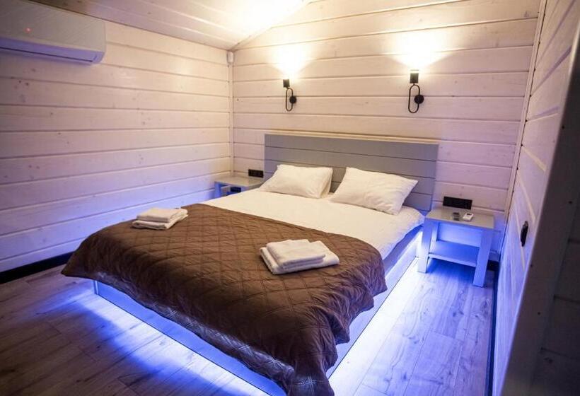 فندق صغير Lisoviy Zatyshok, Z Vidkrutum Litnim Baseynom