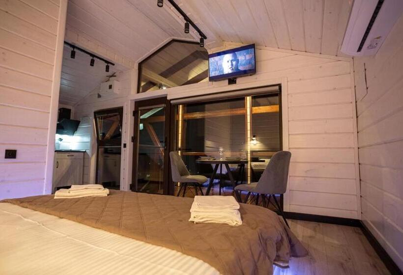 فندق صغير Lisoviy Zatyshok, Z Vidkrutum Litnim Baseynom