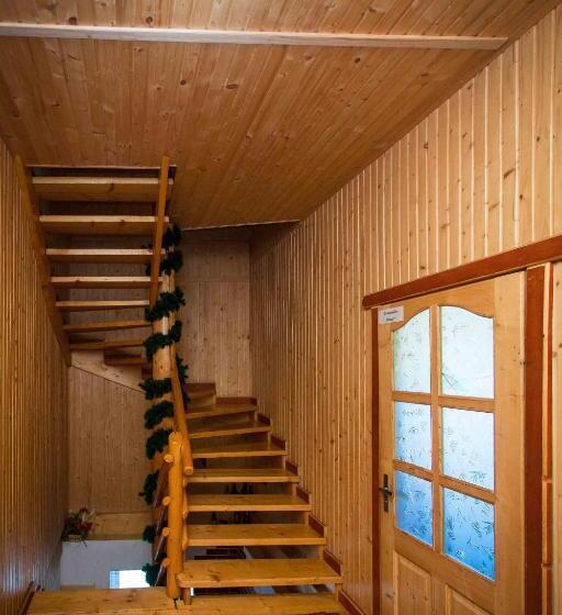 فندق صغير Lisoviy Zatyshok, Z Vidkrutum Litnim Baseynom