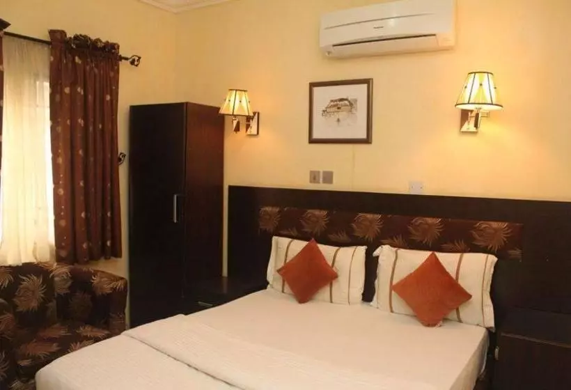 هتل Chantella Suites