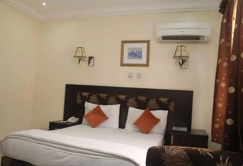 هتل Chantella Suites