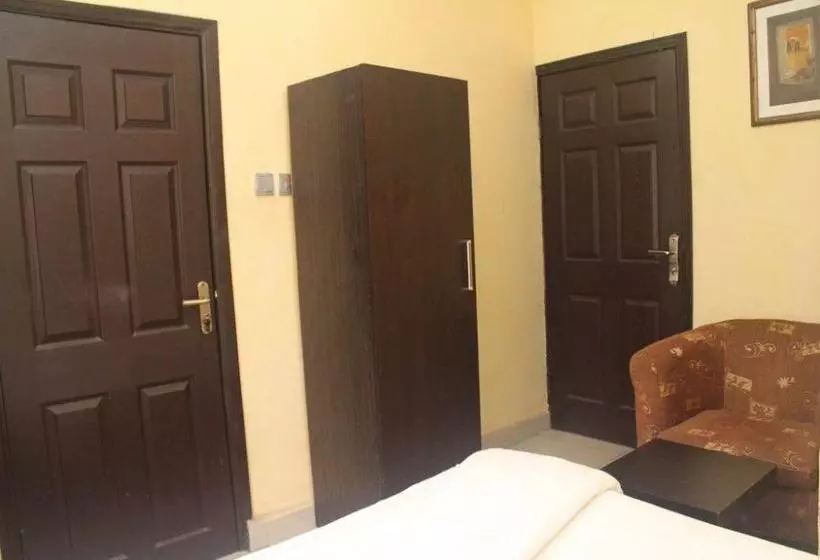 هتل Chantella Suites