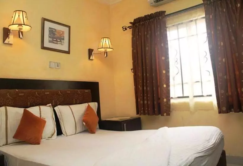 هتل Chantella Suites