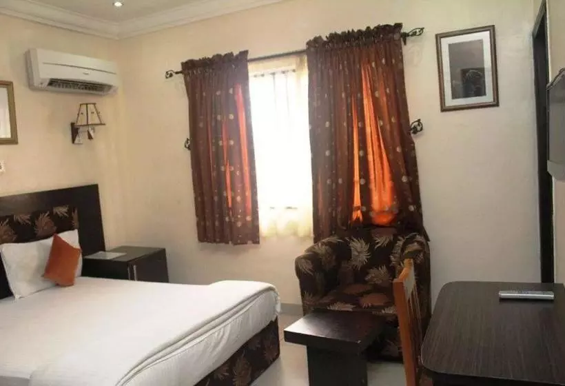 هتل Chantella Suites