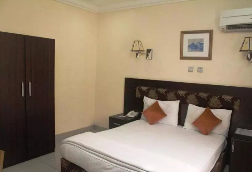 هتل Chantella Suites