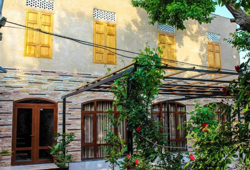 ペンション Guest House Ruslan Nurata & Tours