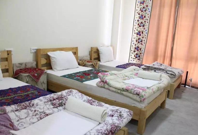 Majatalo Guest House Ruslan Nurata & Tours