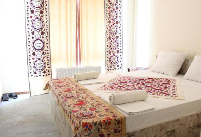 ペンション Guest House Ruslan Nurata & Tours