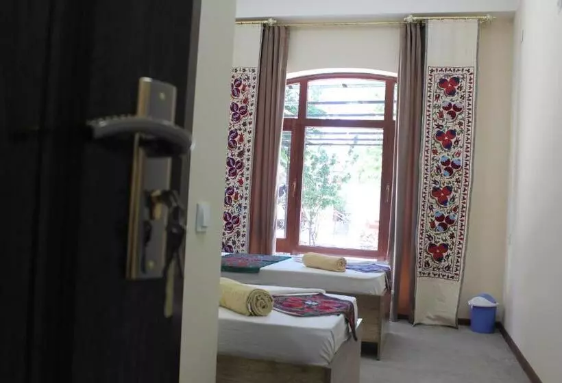 Majatalo Guest House Ruslan Nurata & Tours