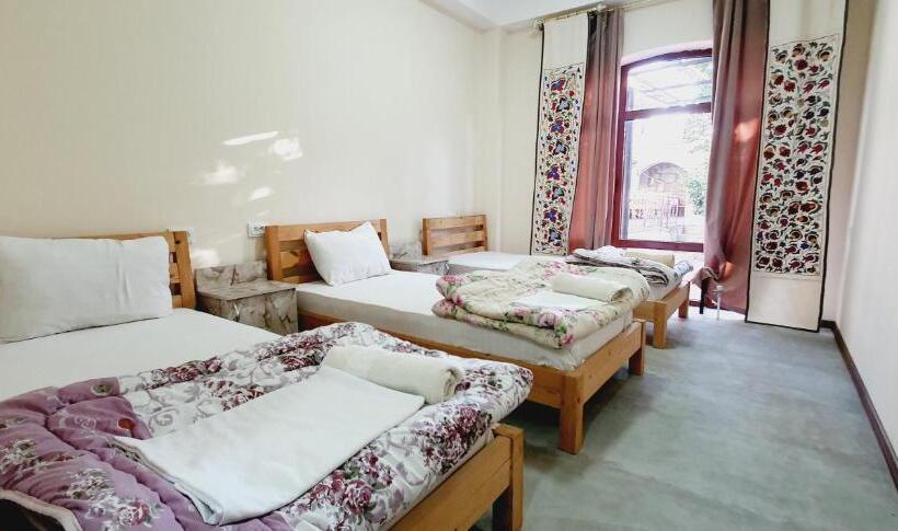 ペンション Guest House Ruslan Nurata & Tours