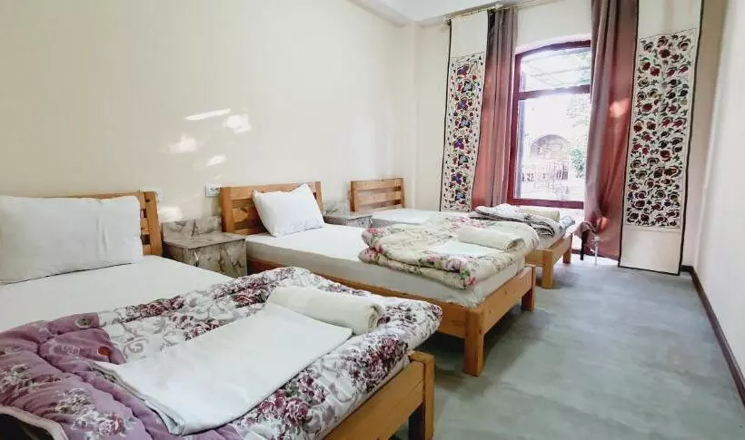 Majatalo Guest House Ruslan Nurata & Tours