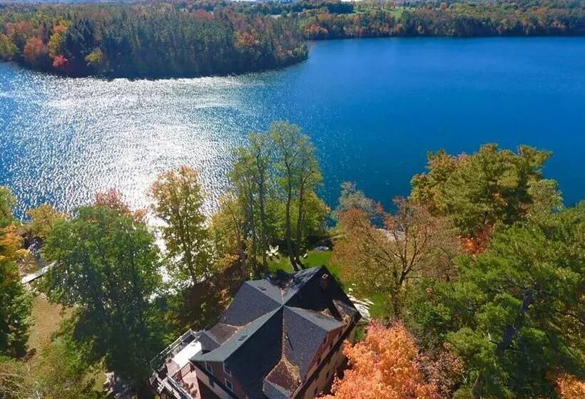 ユースホステル Lakehouse Inn