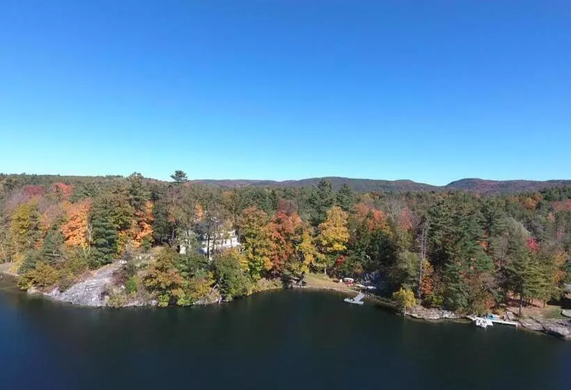 ユースホステル Lakehouse Inn